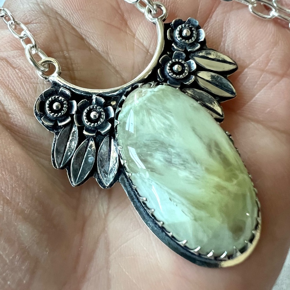 925 Gorgeous Ornate Heart Chakra Prehnite Necklace - Picture 6 of 8